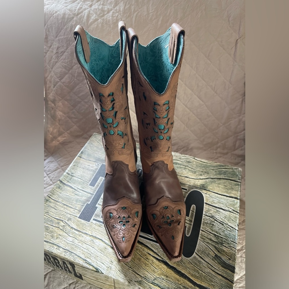 Corral C62 laser cut turquoise and tan snip toe boot size 9 1/2 New never worn!